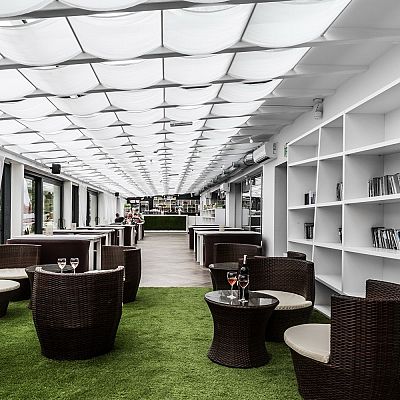 Cafe bar nad jeziorem