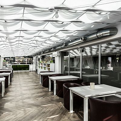 Cafe bar nad jeziorem